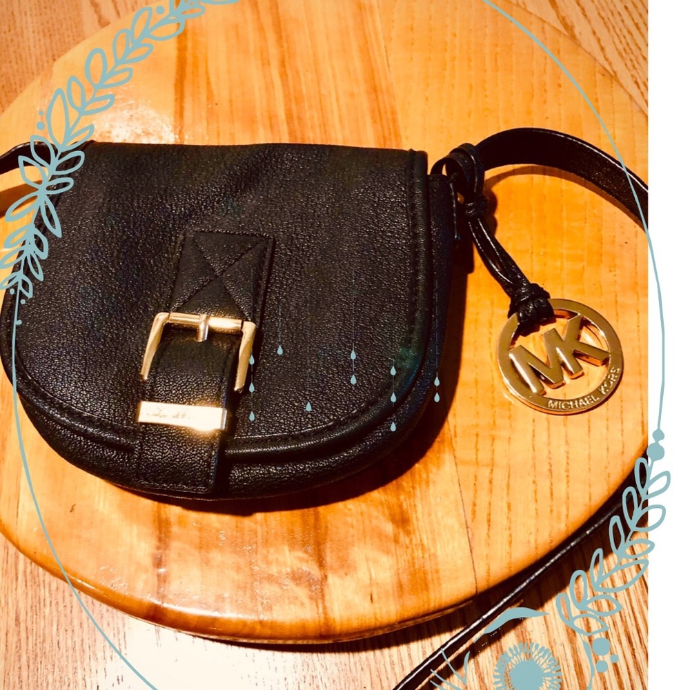 Michael Kors small black shoulder bag! Perfectsize